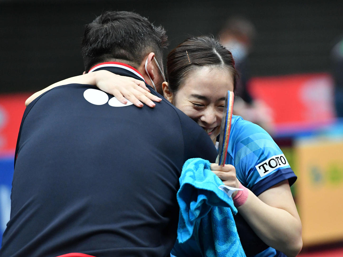 全日本卓球選手権　女子シングルス優勝を決め、ベンチのアドバイザーと笑顔で抱き合う石川佳純（撮影・岩下翔太）