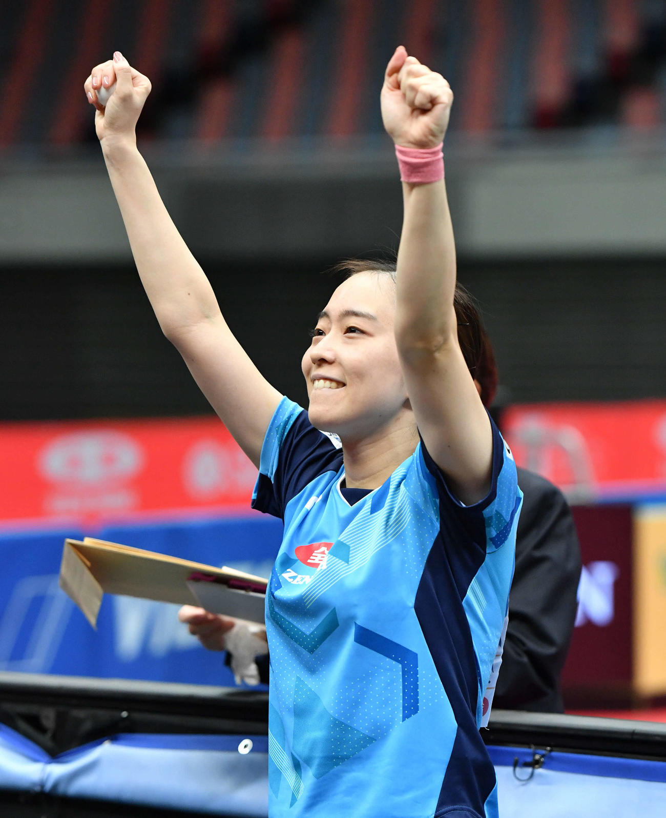 全日本卓球選手権　女子シングルスで優勝しガッツポーズする石川佳純（撮影・岩下翔太）