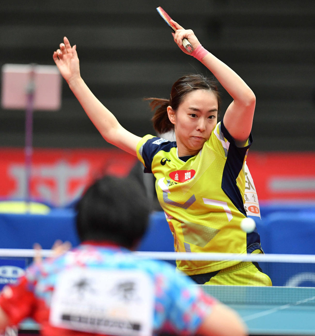 全日本卓球選手権女子シングルス準決勝　木原美悠（左）を下して決勝に進出した石川佳純（撮影・岩下翔太）