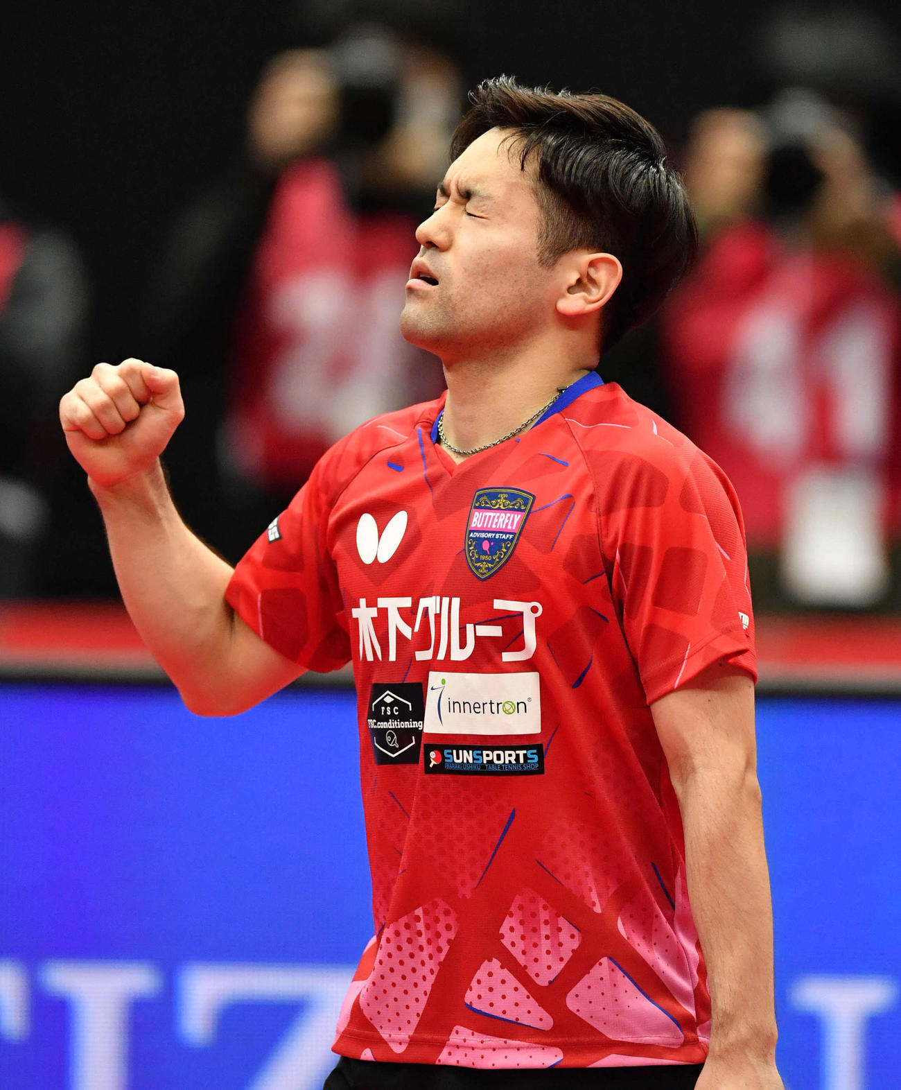 全日本卓球選手権　男子シングルスで優勝を決め、ガッツポーズする及川瑞基（撮影・岩下翔太）