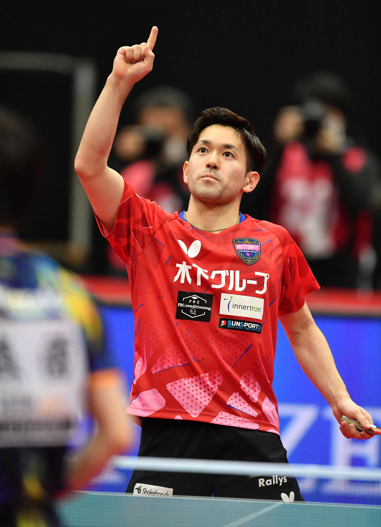 全日本卓球選手権男子シングルス決勝　森薗政崇（左）を下して優勝を決め、指を突き上げる及川瑞基（撮影・岩下翔太）