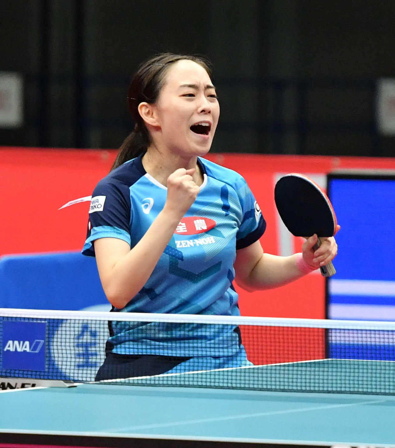 女子シングルス優勝を決めガッツポーズする石川（撮影・岩下翔太）