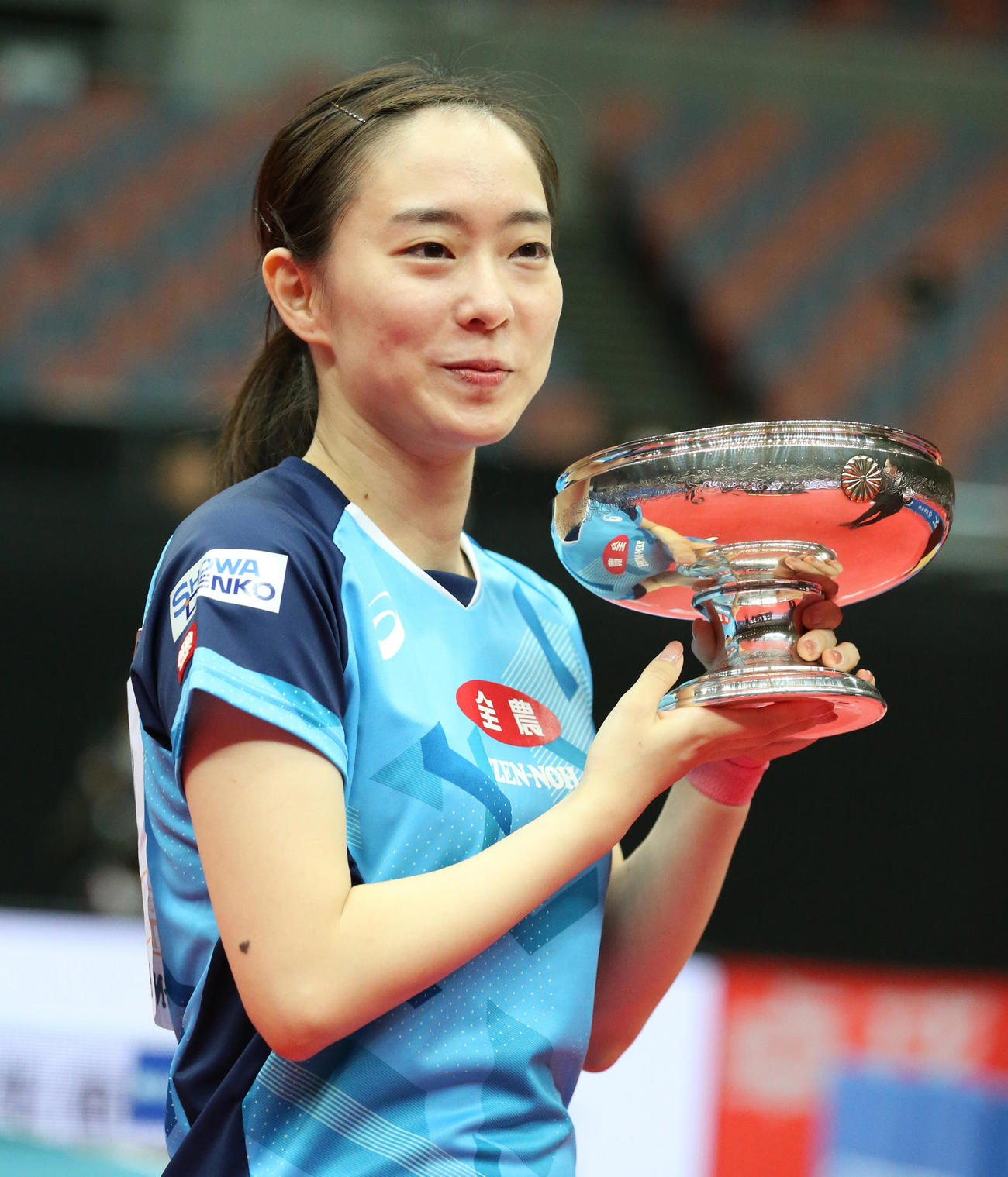 優勝を決め、皇后杯を手にする石川佳純（代表撮影）