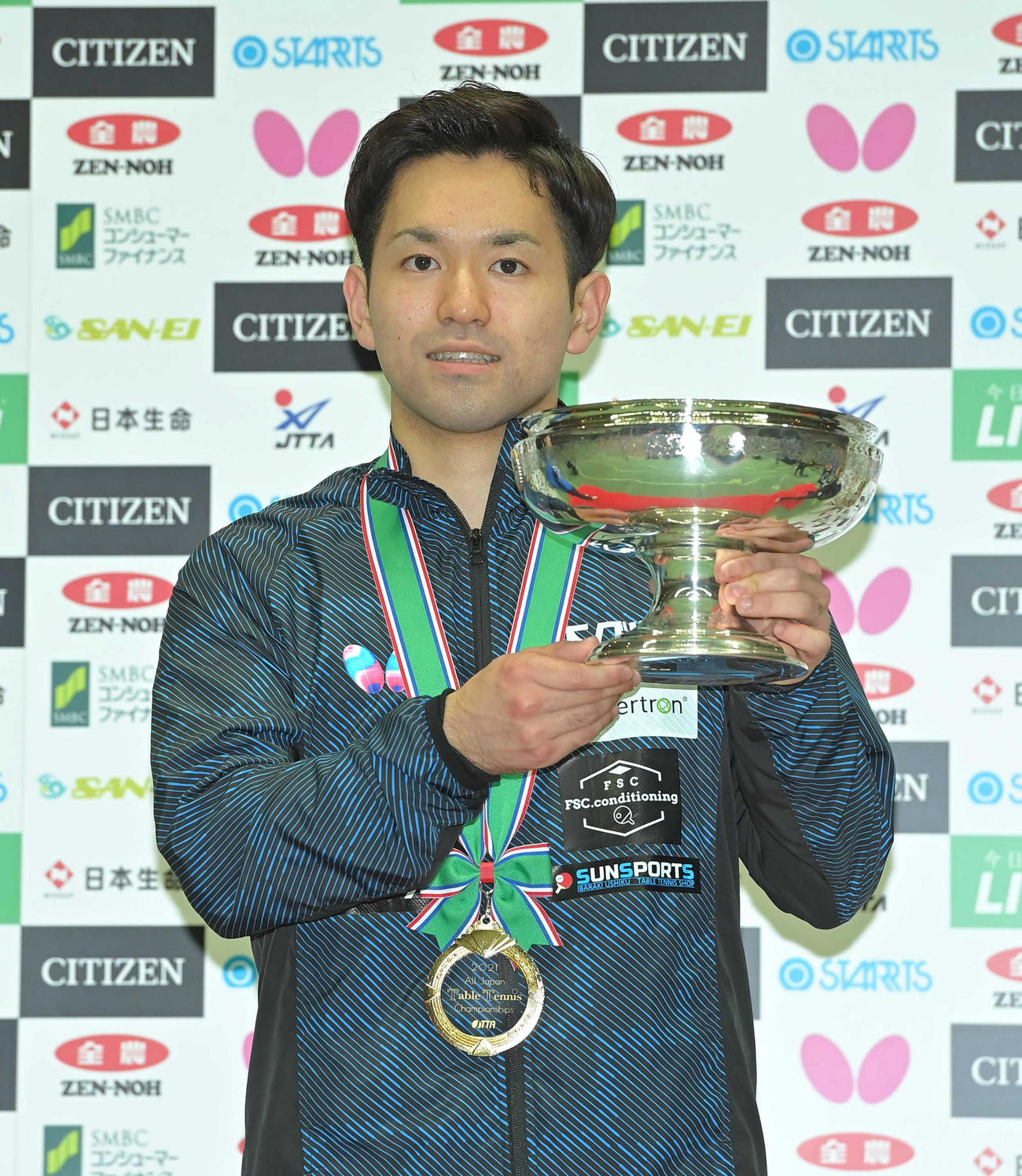 優勝カップを手に笑顔を見せる及川瑞基（代表撮影）