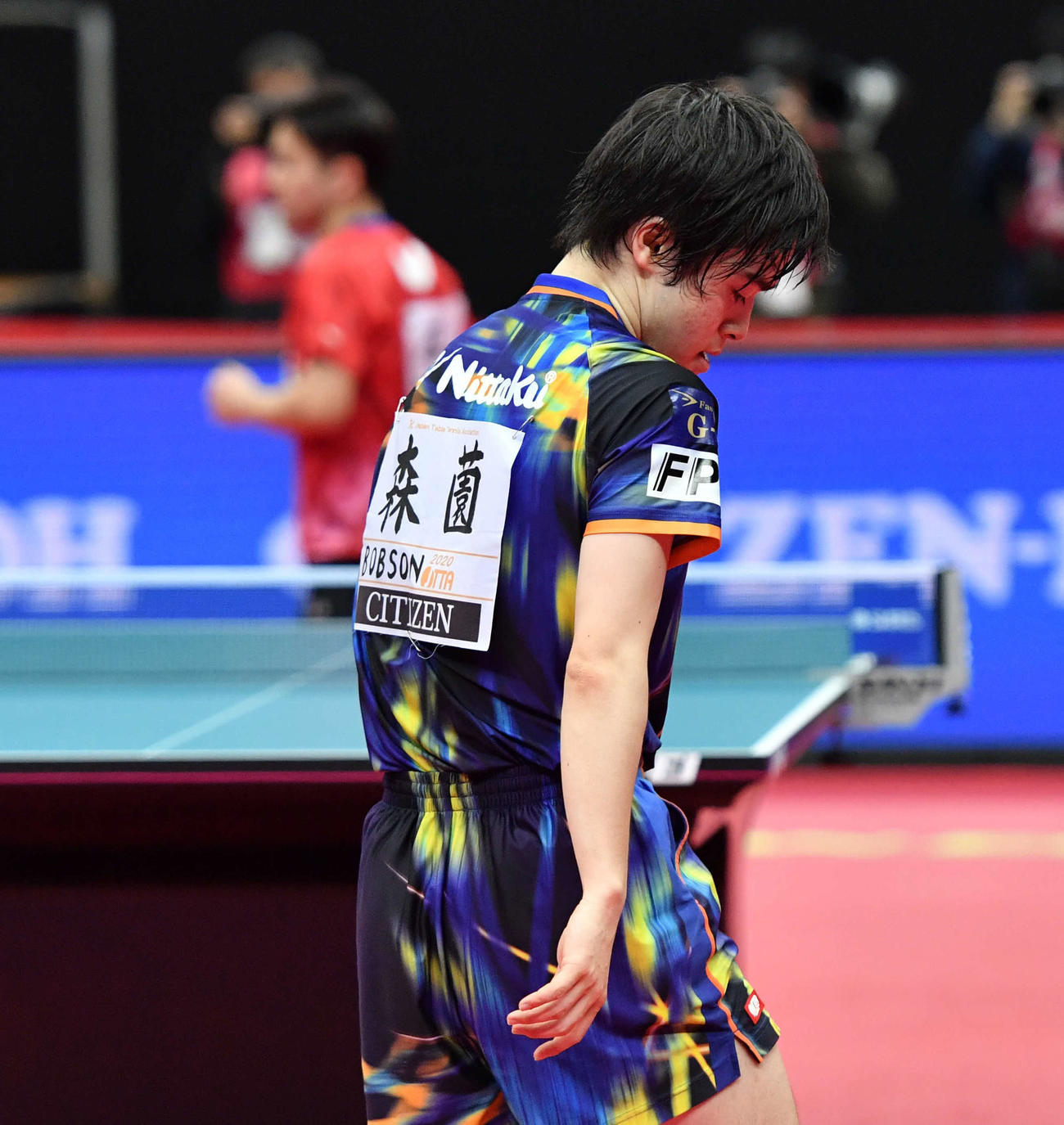 全日本卓球選手権男子シングルス決勝　失点し肩を落とす森薗政崇、左は及川瑞基（撮影・岩下翔太）