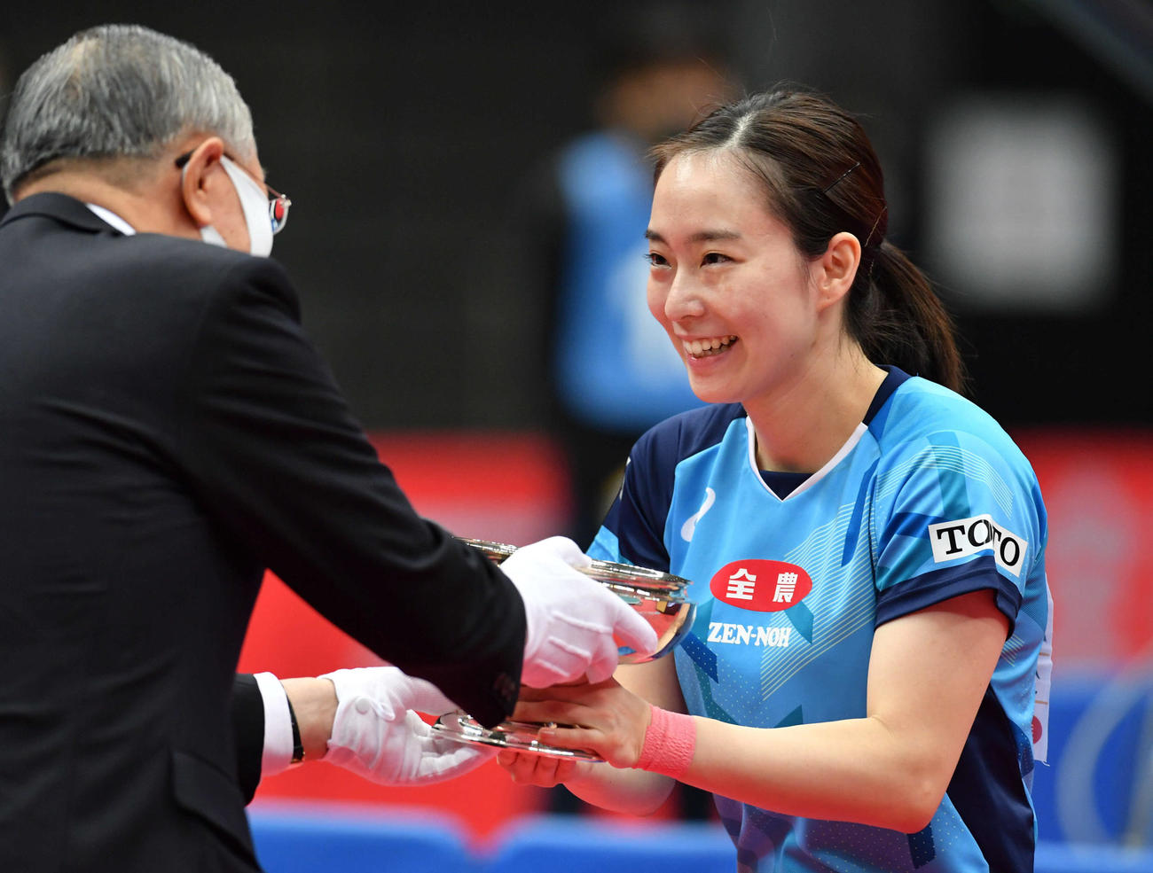 女子シングルスで優勝し、皇后杯を授与され笑顔を見せる石川（撮影・岩下翔太）
