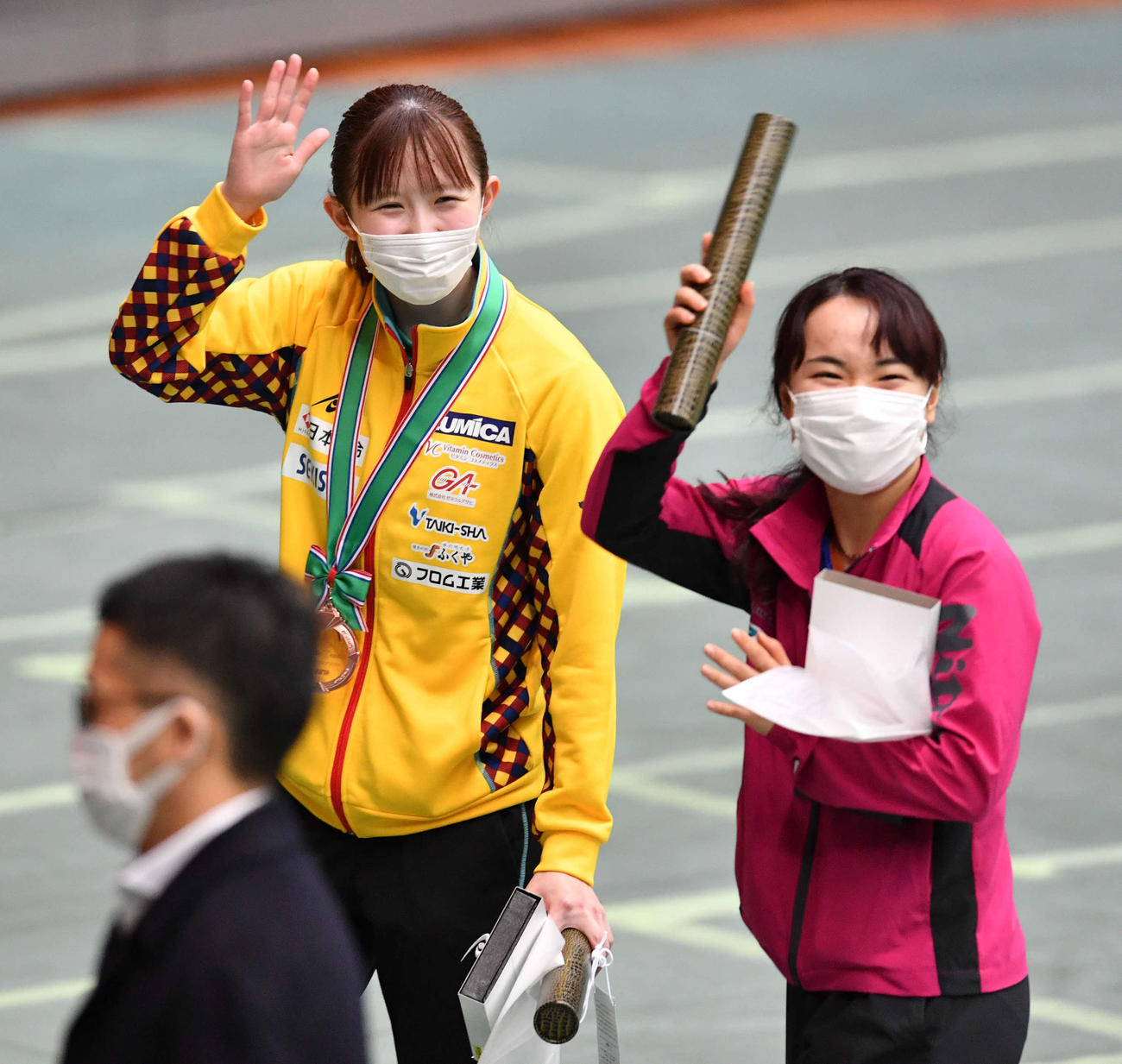 全日本卓球選手権　表彰式を終え、表彰状と記念品を手に笑顔で引き揚げる伊藤美誠（右）と早田ひな（撮影・岩下翔太）