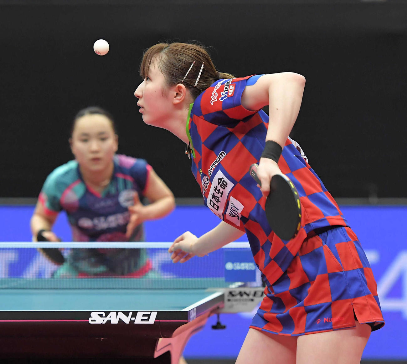 女子シングルス準決勝　伊藤美誠（奥）に対しサーブを放つ早田ひな（代表撮影）