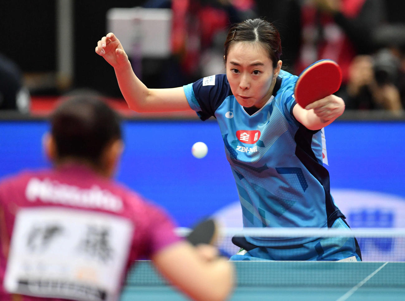 全日本卓球選手権女子シングルス決勝　ラリーを返す石川佳純、左は伊藤美誠（撮影・岩下翔太）