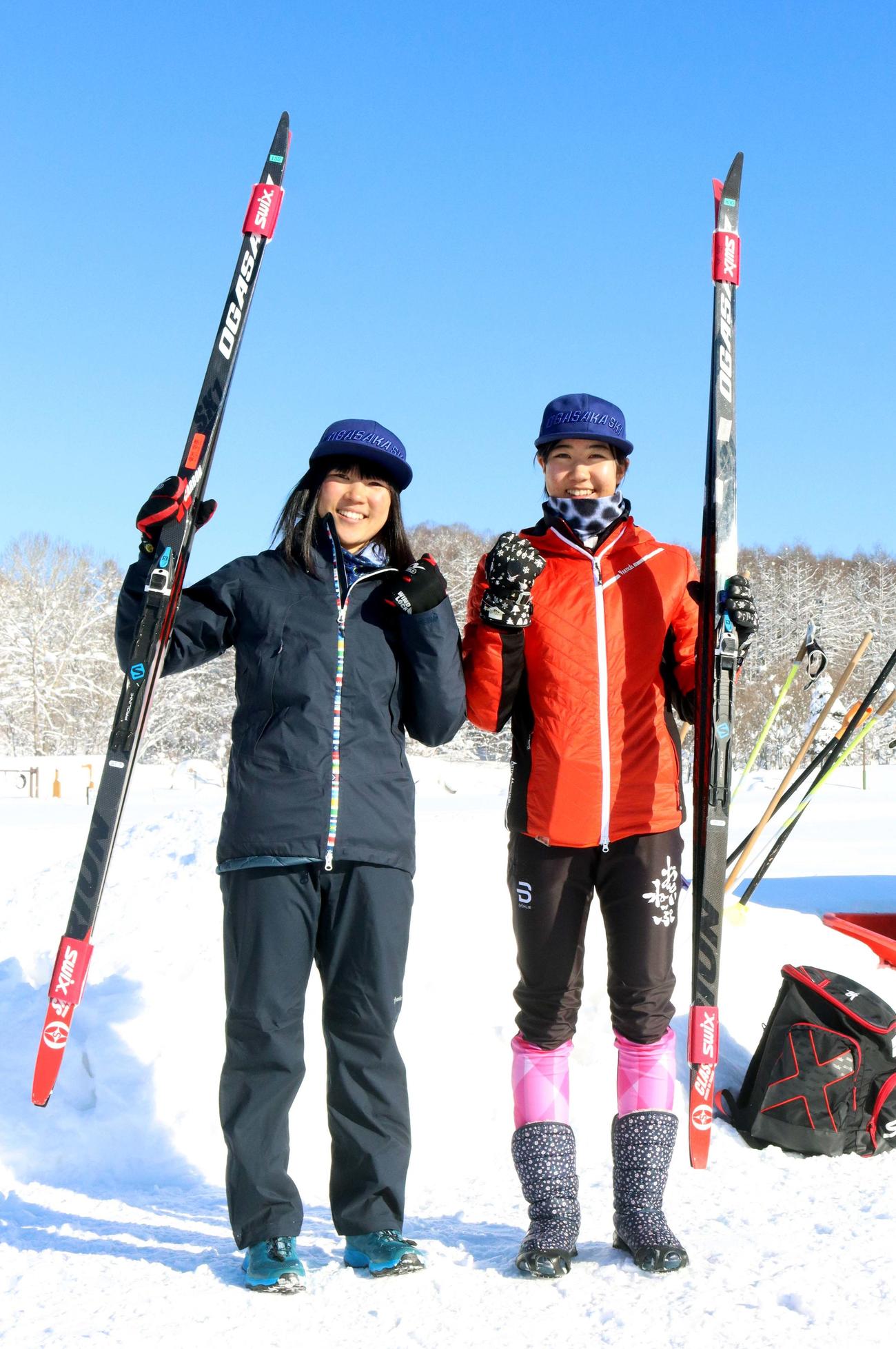 北北海道の女子10キロフリーを制した栃谷（右）は北海道選手権10キロフリー優勝の姉・和と笑顔を見せる（撮影・永野高輔）