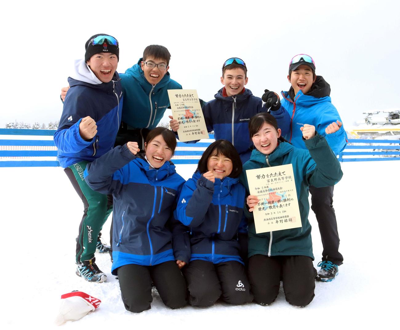 北北海道の男女リレーを制した富良野のメンバー。前列左から女子の小池梓、吉田、渡辺、後列左から男子の青野、小池駿、フィンドレー、木綿（撮影・永野高輔）