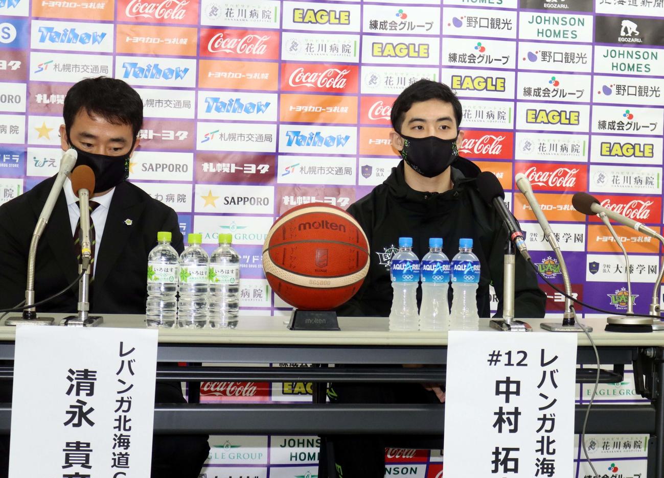 報道陣からの質問にこたえるレバンガ北海道の特別指定選手の中村（撮影・永野高輔）