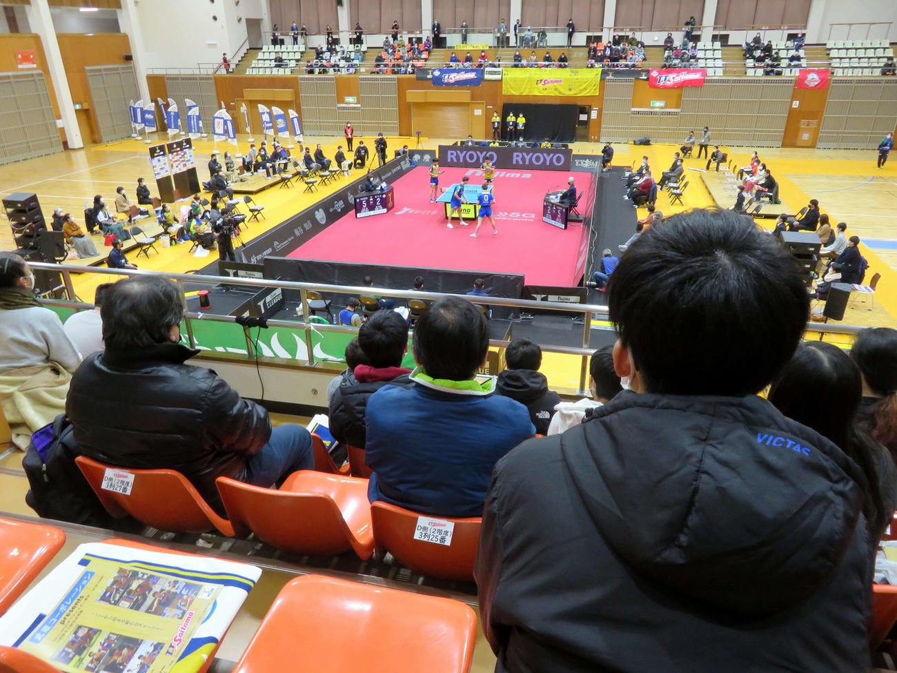 今季初めて有観客で試合が開催された卓球Tリーグの会場、朝霞市総合体育館（撮影・三須一紀）
