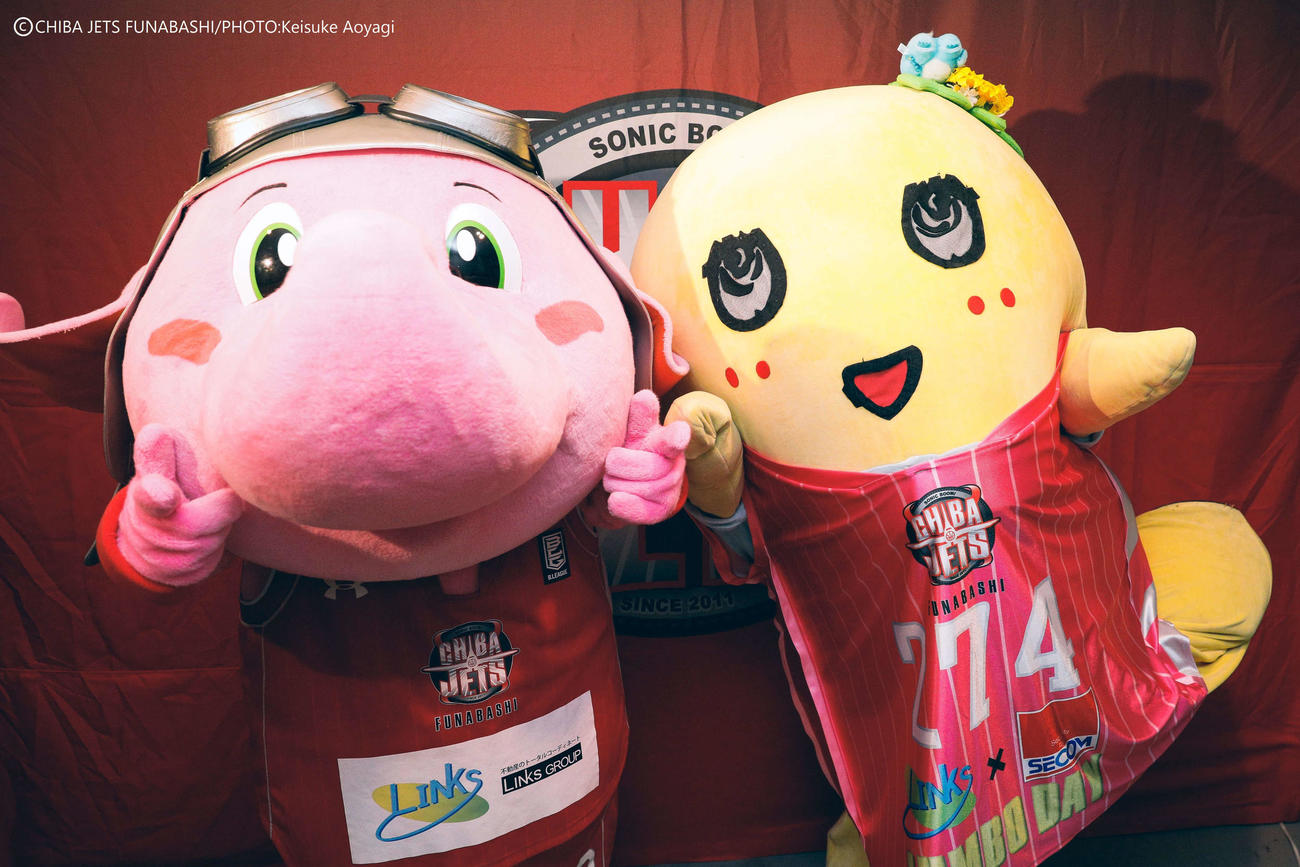 昨季に続いてB1千葉と期限付きプロ選手契約を結んだふなっしー（右）とジャンボくん（千葉ジェッツ提供）
