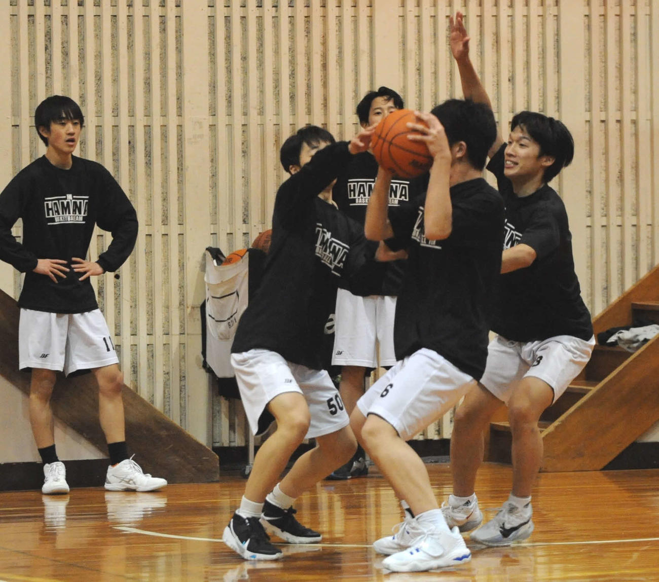 練習する浜名の選手。右が藤原、左は星