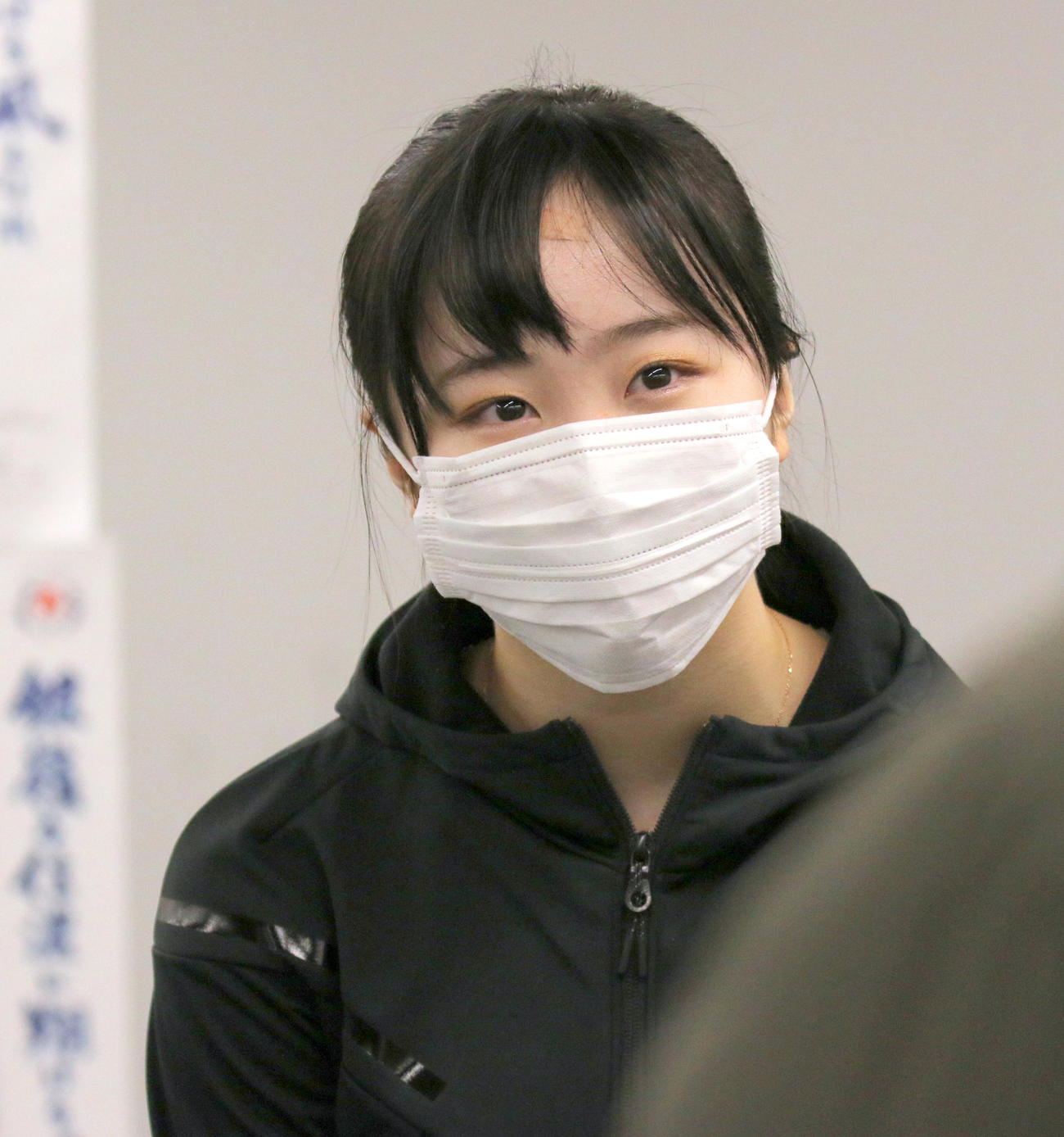 全国高校スケート選手権フィギュア競技　女子予選B（SP）の演技を終え、取材に応じる青森山田1年の本田望結（撮影・木下淳）