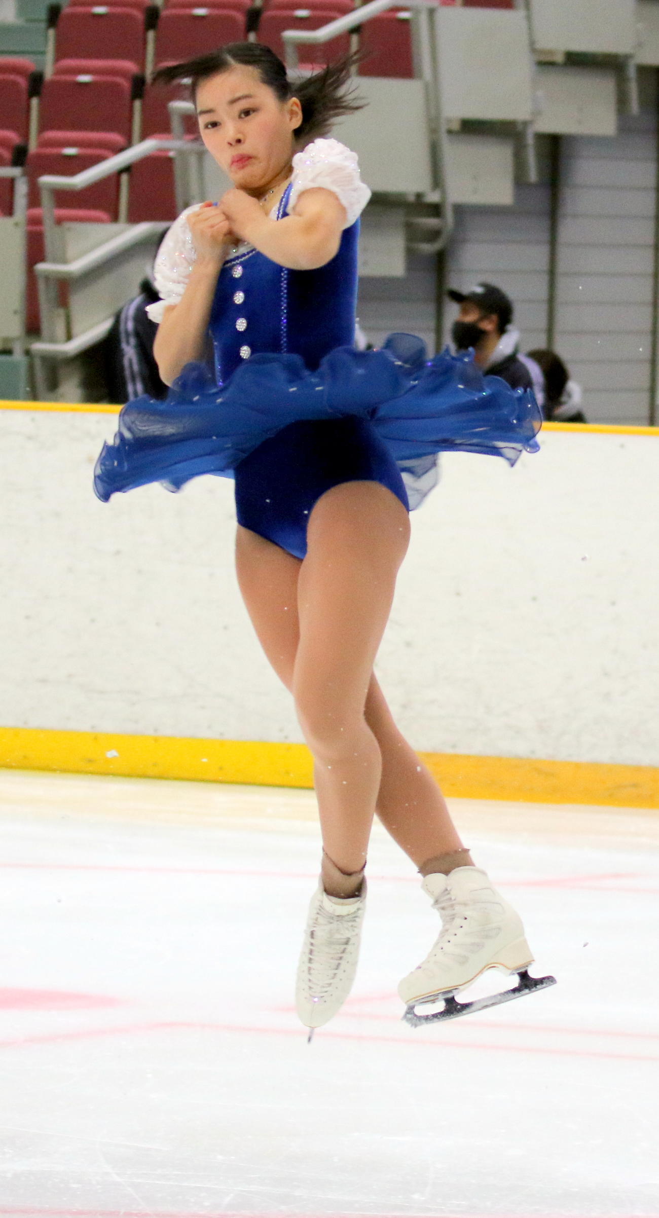 全国高校スケート選手権フィギュア競技　女子予選B（SP）の演技冒頭、3回転ルッツを成功させる中京大中京の横井きな結（撮影・木下淳）
