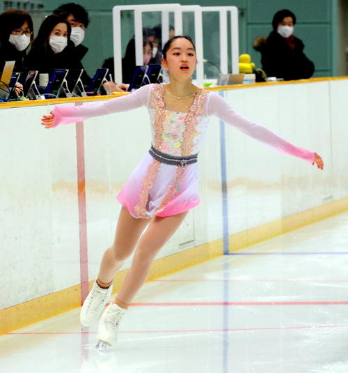 全国高校スケート選手権フィギュア競技　女子予選B（SP）で演技する香椎の江川マリア（撮影・木下淳）