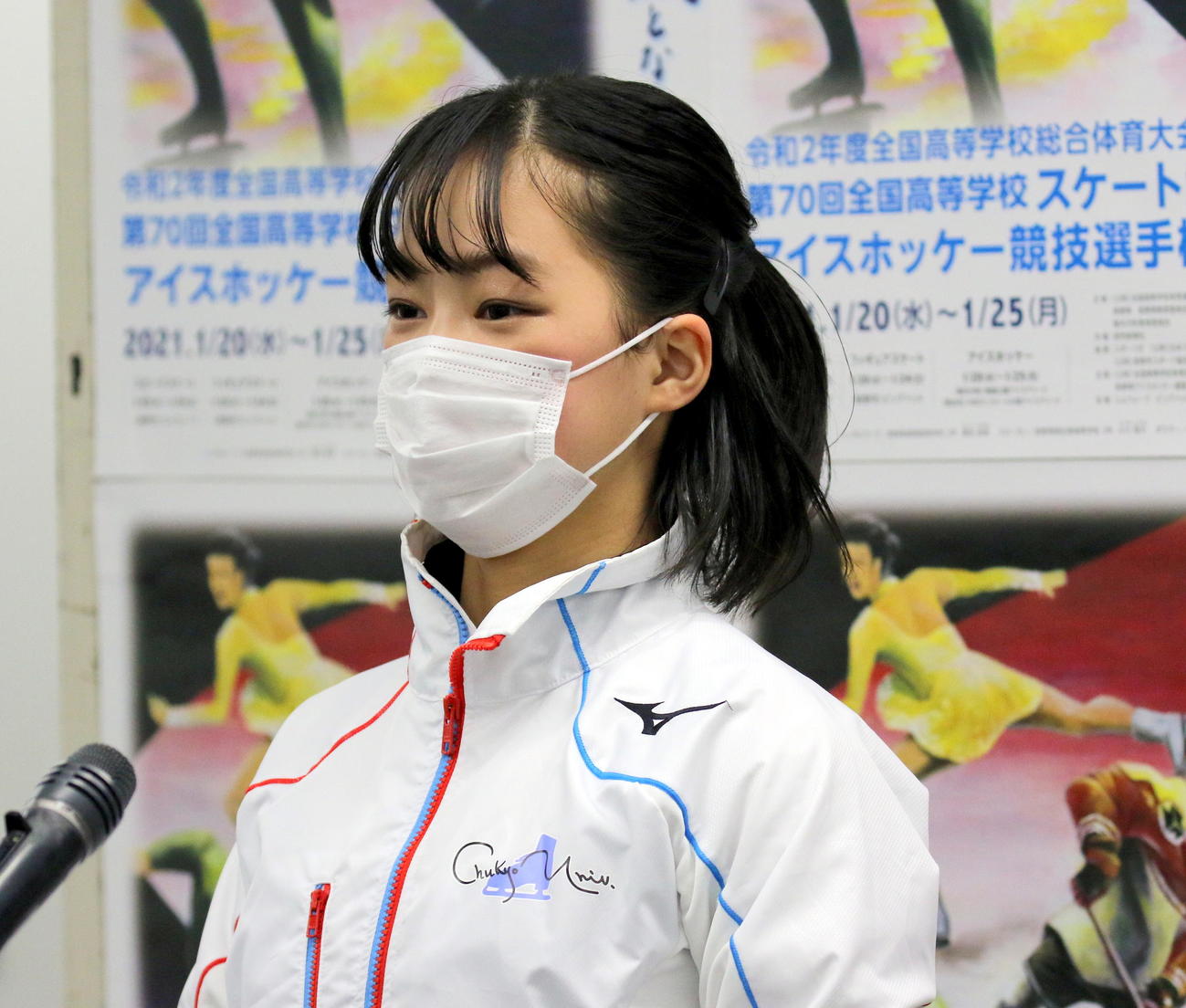 全国高校スケート選手権フィギュア競技　女子予選B（SP）を終えて首位に立ち、取材に応じる中京大中京の横井きな結（撮影・木下淳）