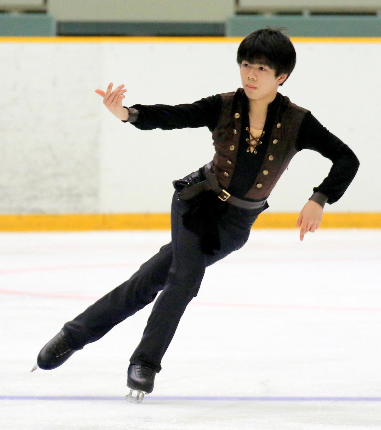 全国高校スケート選手権フィギュア競技　男子予選（SP）で演技する埼玉栄の佐藤駿（撮影・木下淳）