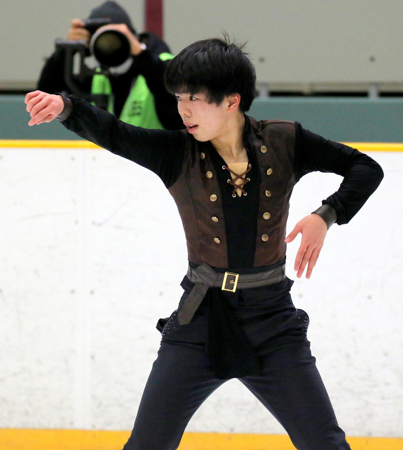全国高校スケート選手権フィギュア競技　男子予選（SP）で演技する埼玉栄の佐藤駿（撮影・木下淳）