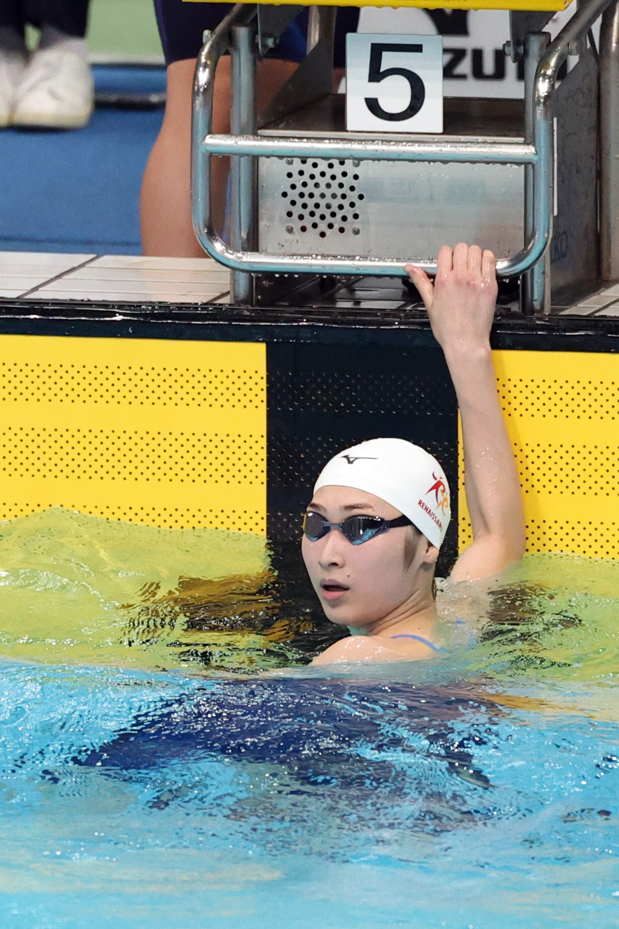 女子100メートル自由形予選を終えタイムを確認する池江（代表撮影）