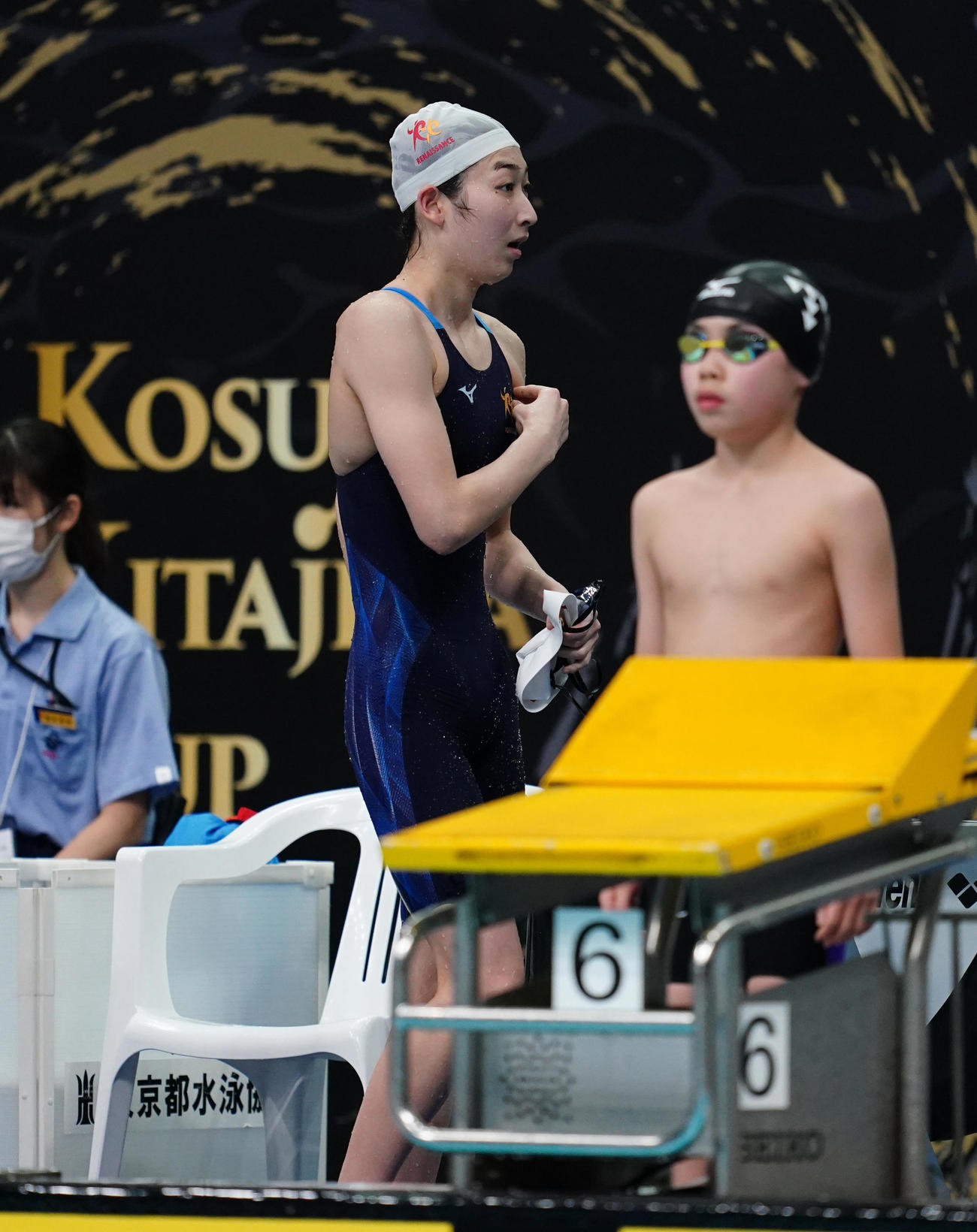 女子100メートル自由形予選、レースを終え引き揚げる池江（代表撮影）