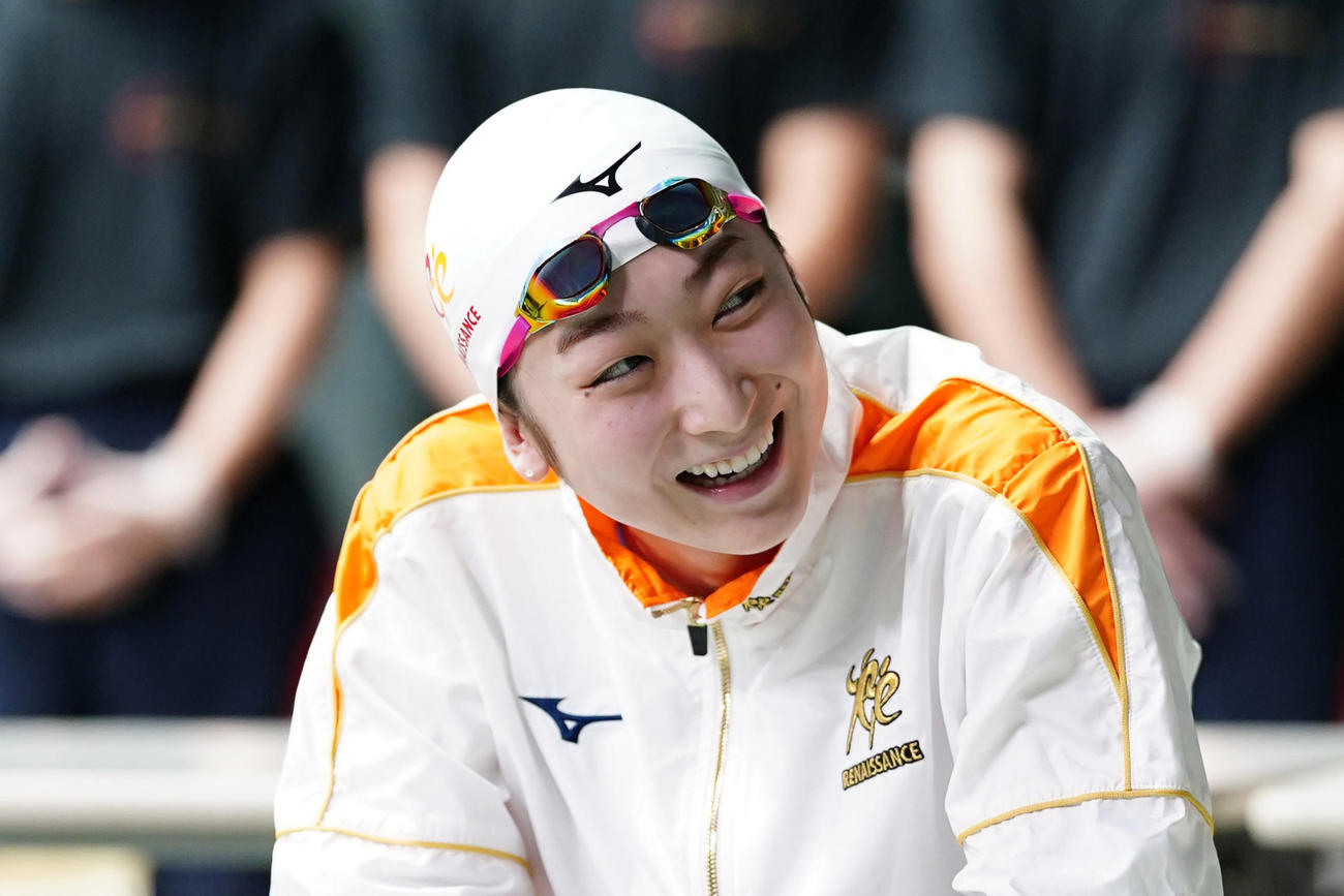 女子100メートル自由形決勝、レースを前に仲間からエールを送られ笑顔を見せる池江（代表撮影）