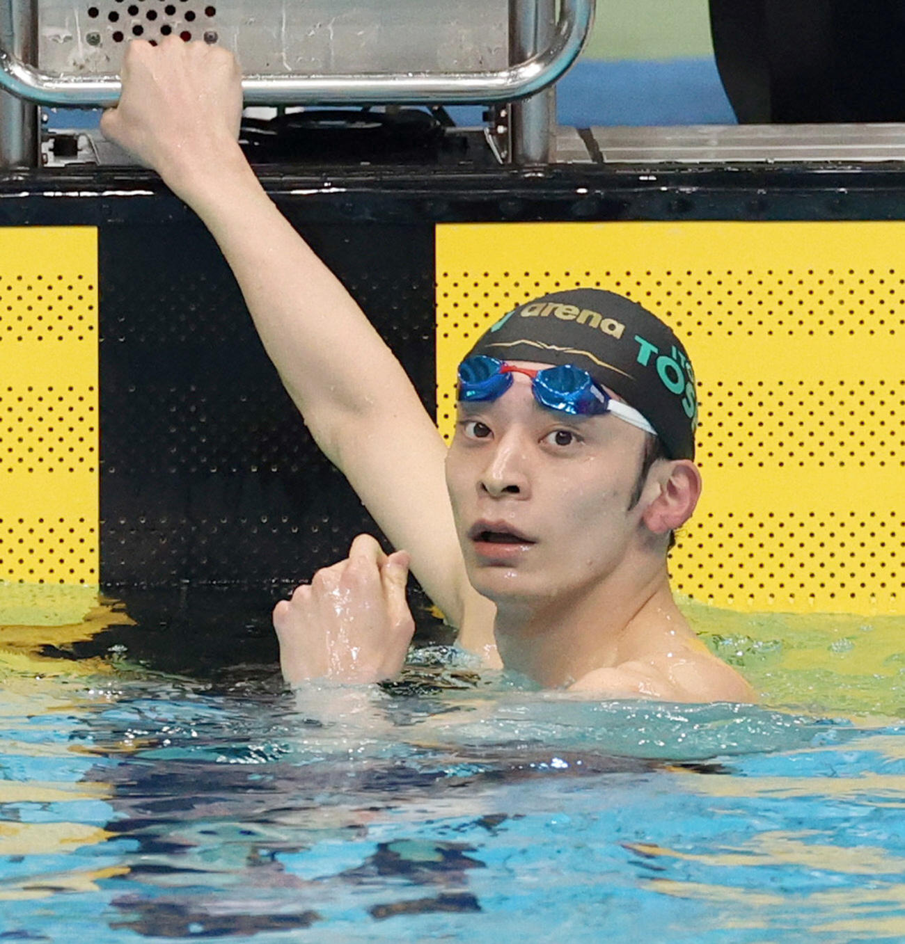 男子200メートル背泳ぎで優勝しタイムを確認する入江（代表撮影）