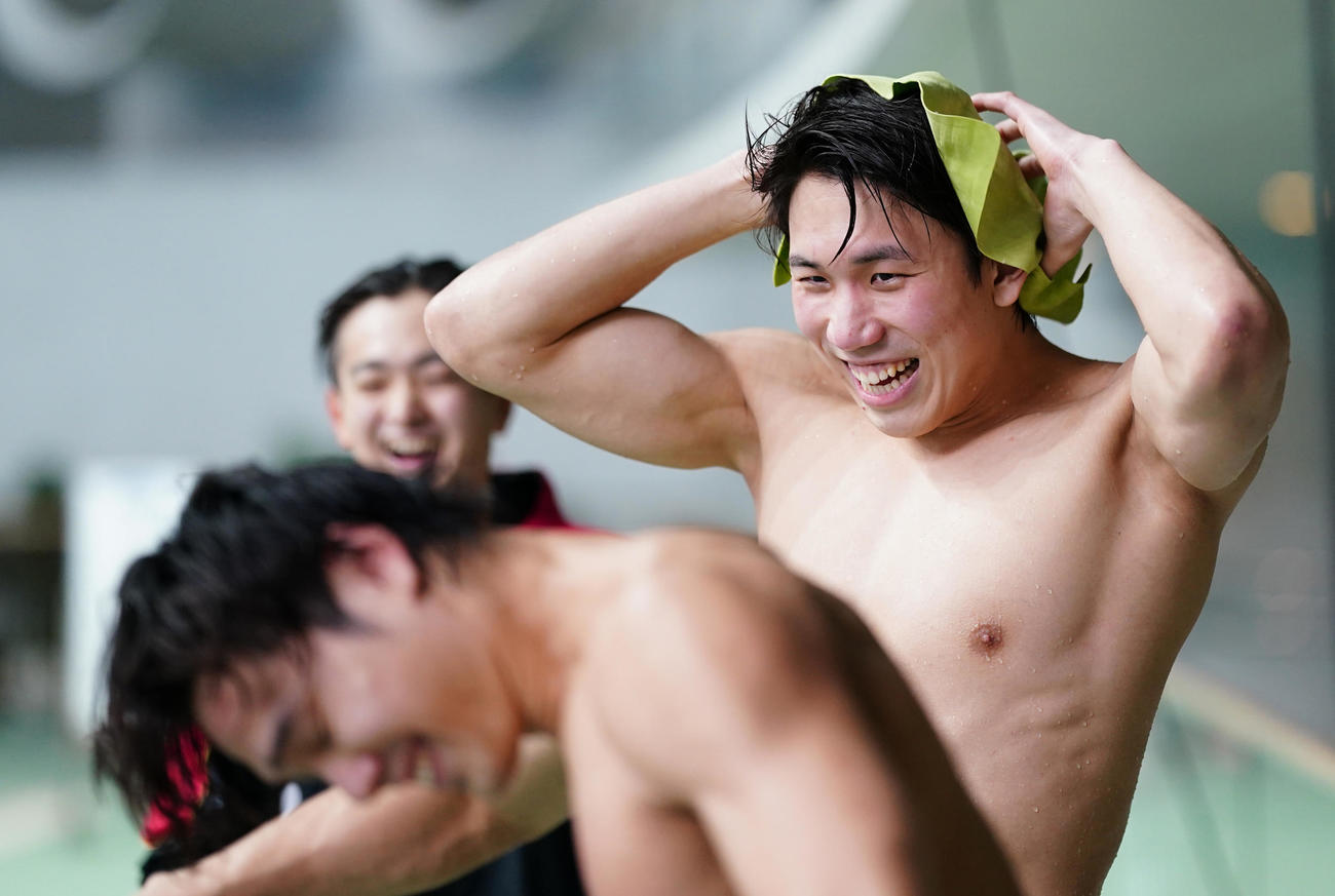 男子100メートル自由形決勝、優勝した松元（右）は笑顔を見せる（代表撮影）