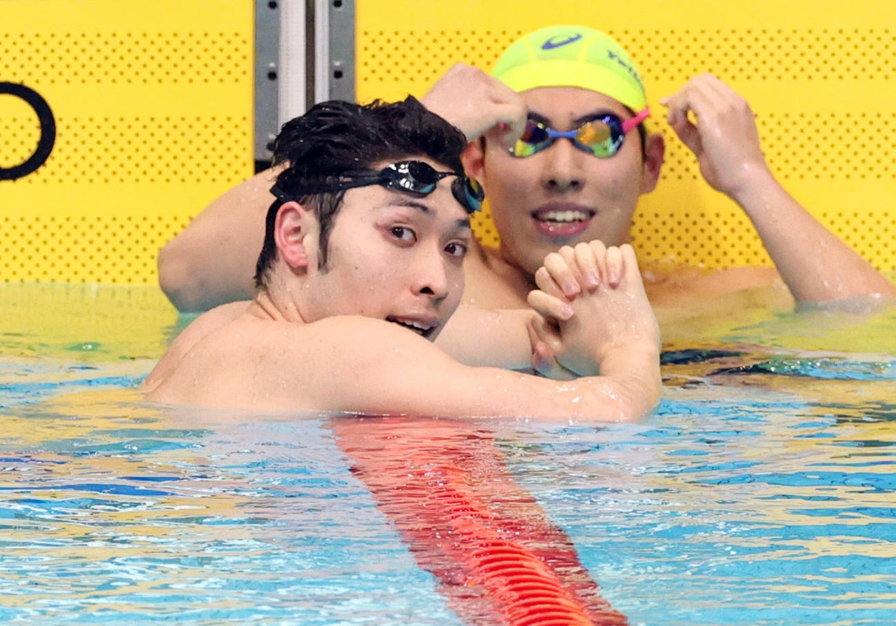 男子400メートル個人メドレーを制した萩野（左）と2位の本多（代表撮影）