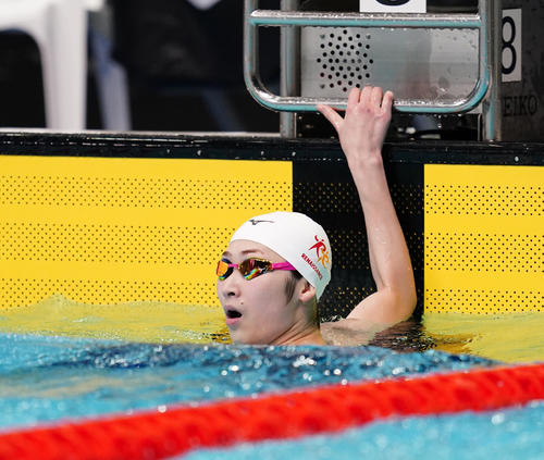 女子100メートル自由形決勝、レースを終えタイムを確認する池江（代表撮影）