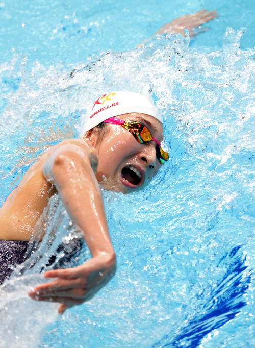女子100メートル自由形で力泳する池江（代表撮影）