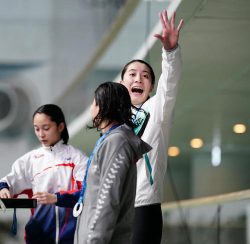 女子400メートル個人メドレー決勝、優勝した大橋（右）は笑顔で手を振る（代表撮影）