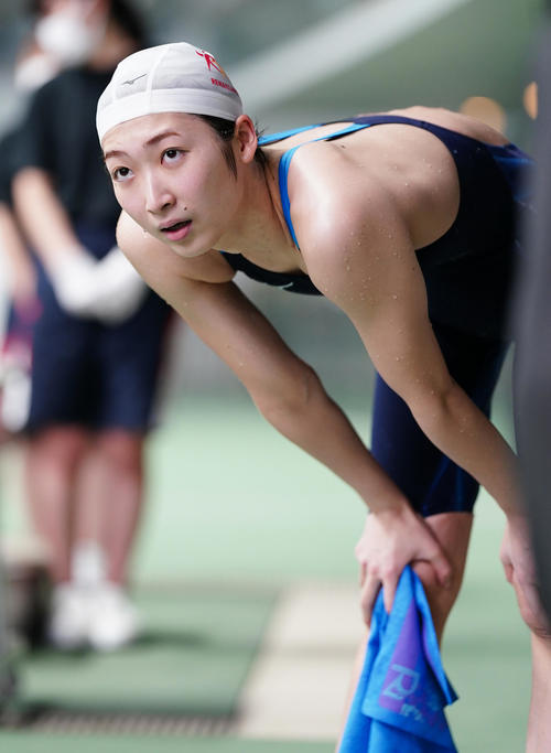 女子100メートル自由形決勝、レースを終え息を整える池江（代表撮影）