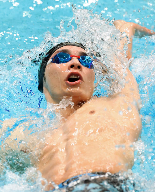 男子200メートル背泳ぎ決勝で力泳する入江（代表撮影）