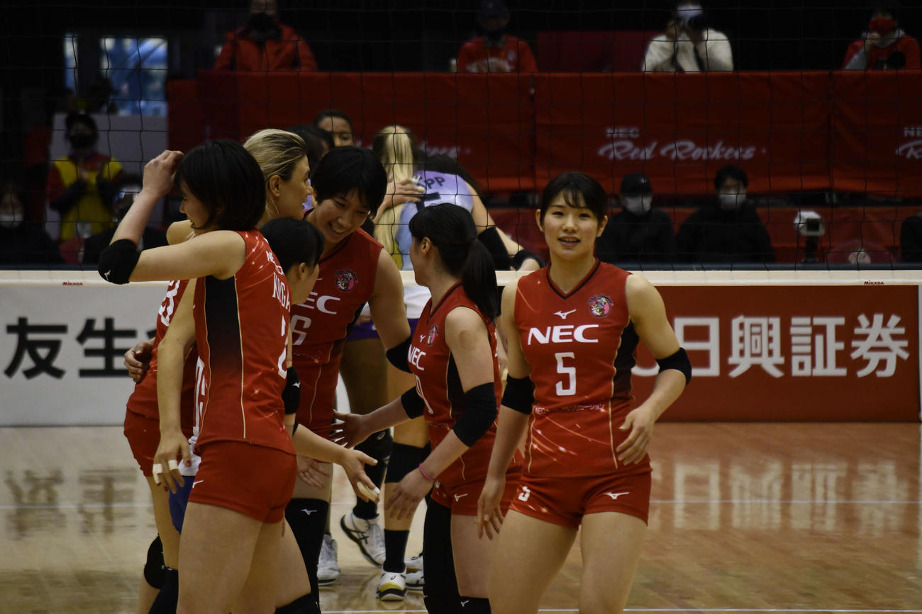 NEC対日立　仲間と喜ぶNECの曽我（右）（撮影・平山連）
