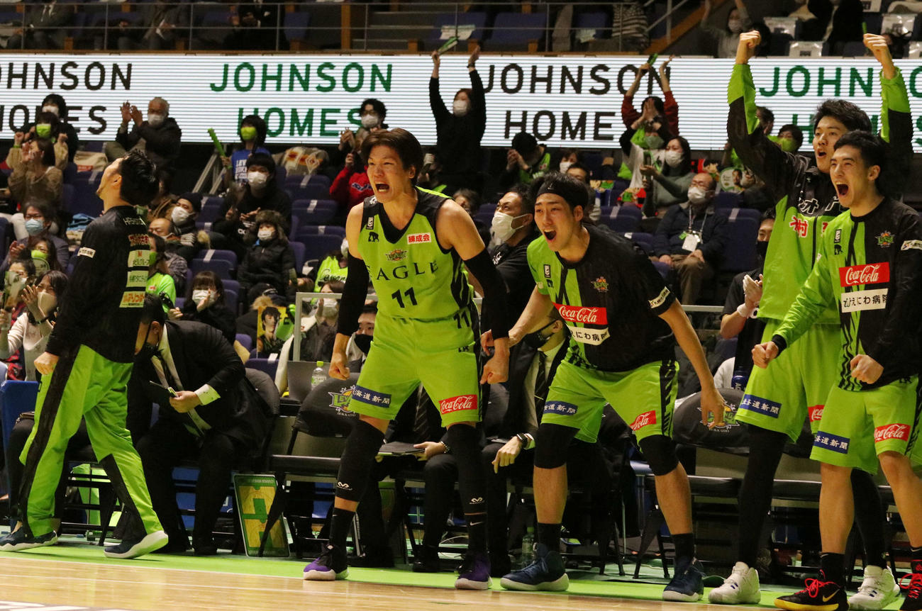 レバンガ北海道対横浜　試合終盤で逆転し喜ぶ北海道ベンチ（撮影・浅水友輝）