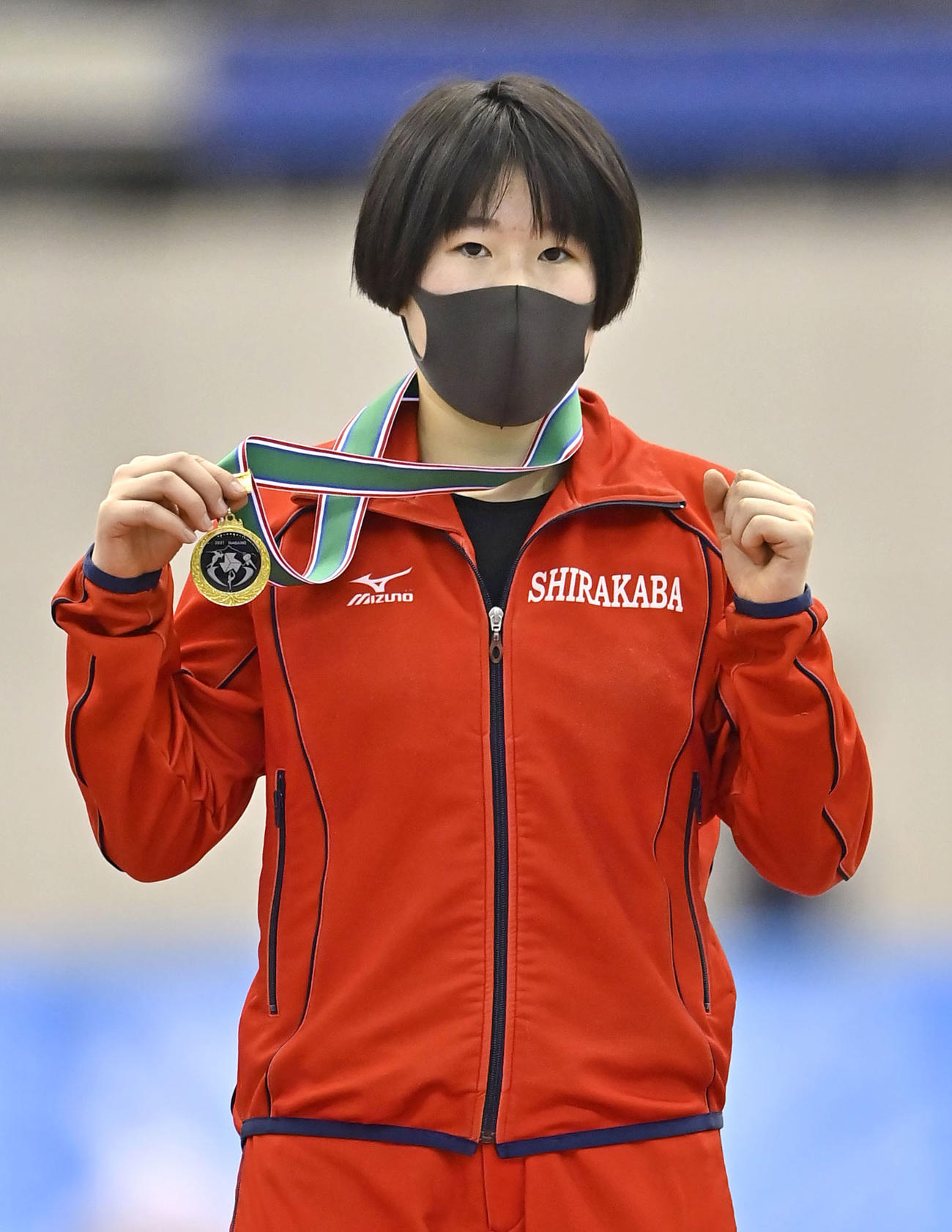 スピード女子1500メートルで優勝し、メダルを手にする白樺学園・堀川桃香（共同）