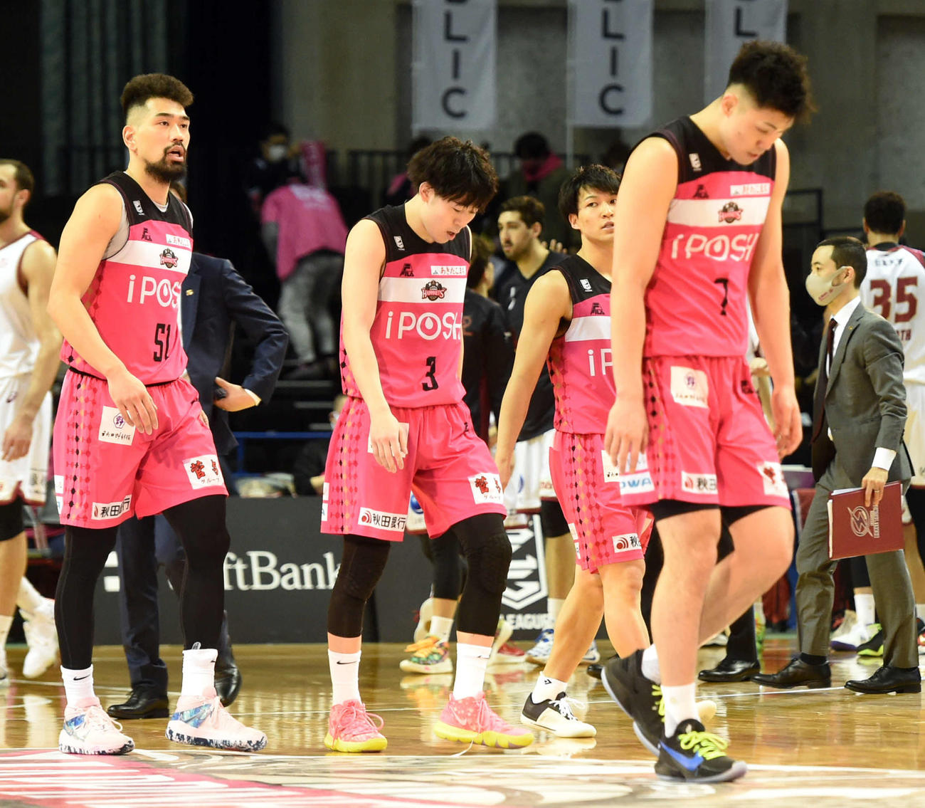 敗戦に肩を落とす秋田の選手たち