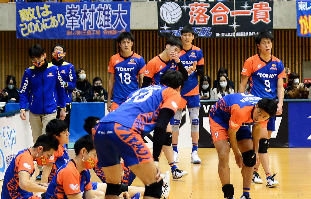 試合に敗れ、厳しい表情を浮かべる東レの選手たち