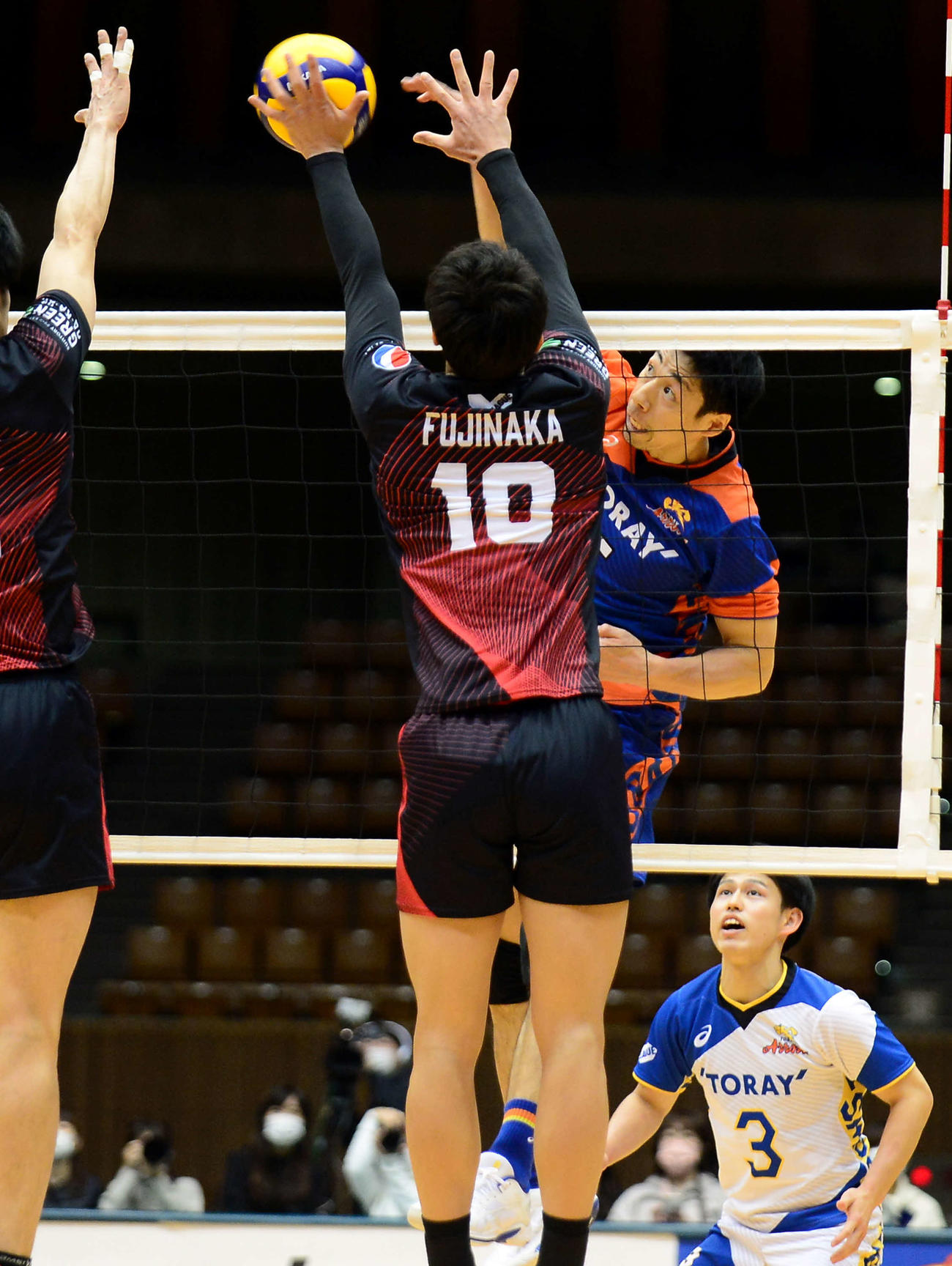 スパイクを放つ東レの米山