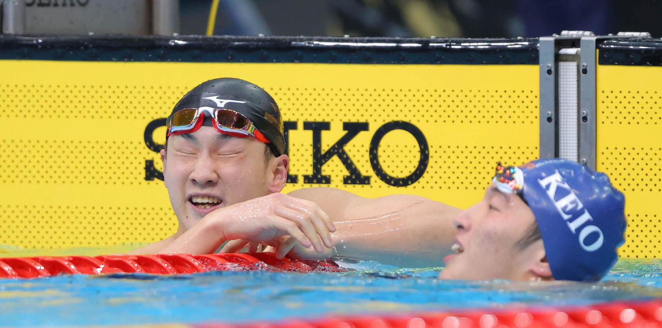 男子200メートル平泳ぎ　日本記録に迫る2分6秒78で優勝も、タイムを見て悔しがる佐藤（左）（代表撮影）