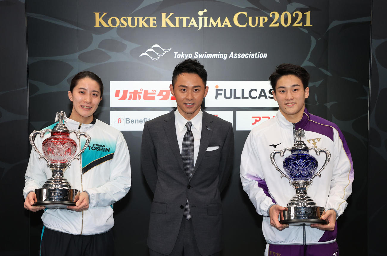 東京都水泳協会の北島会長（中央）と記念写真に収まる最優秀選手の大橋（左）と佐藤（代表撮影）