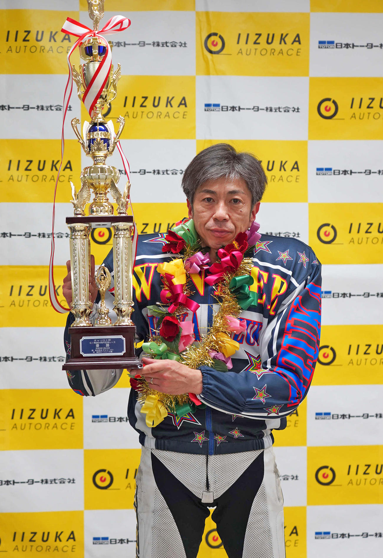G1最多タイとなる28度目のVを飾り、優勝トロフィーを掲げる高橋貢（撮影・木村重成）
