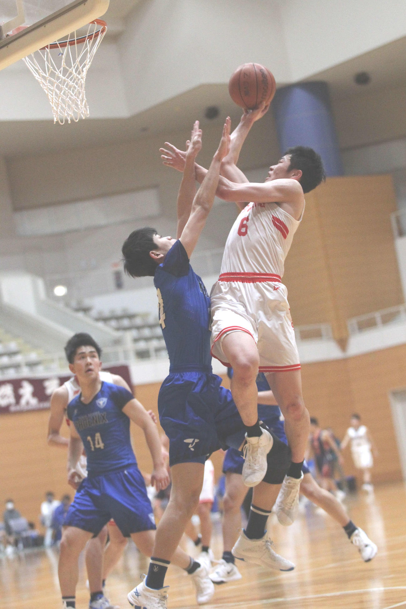 男子決勝　厳しいチェックに遭いながらシュートを試みる開志国際PF白沢　