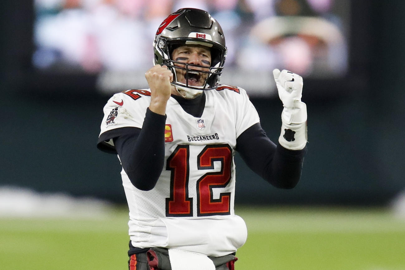 パッカーズに勝利し、スーパーボウル進出を決めて喜ぶバッカニアーズQBブレイディ（AP）