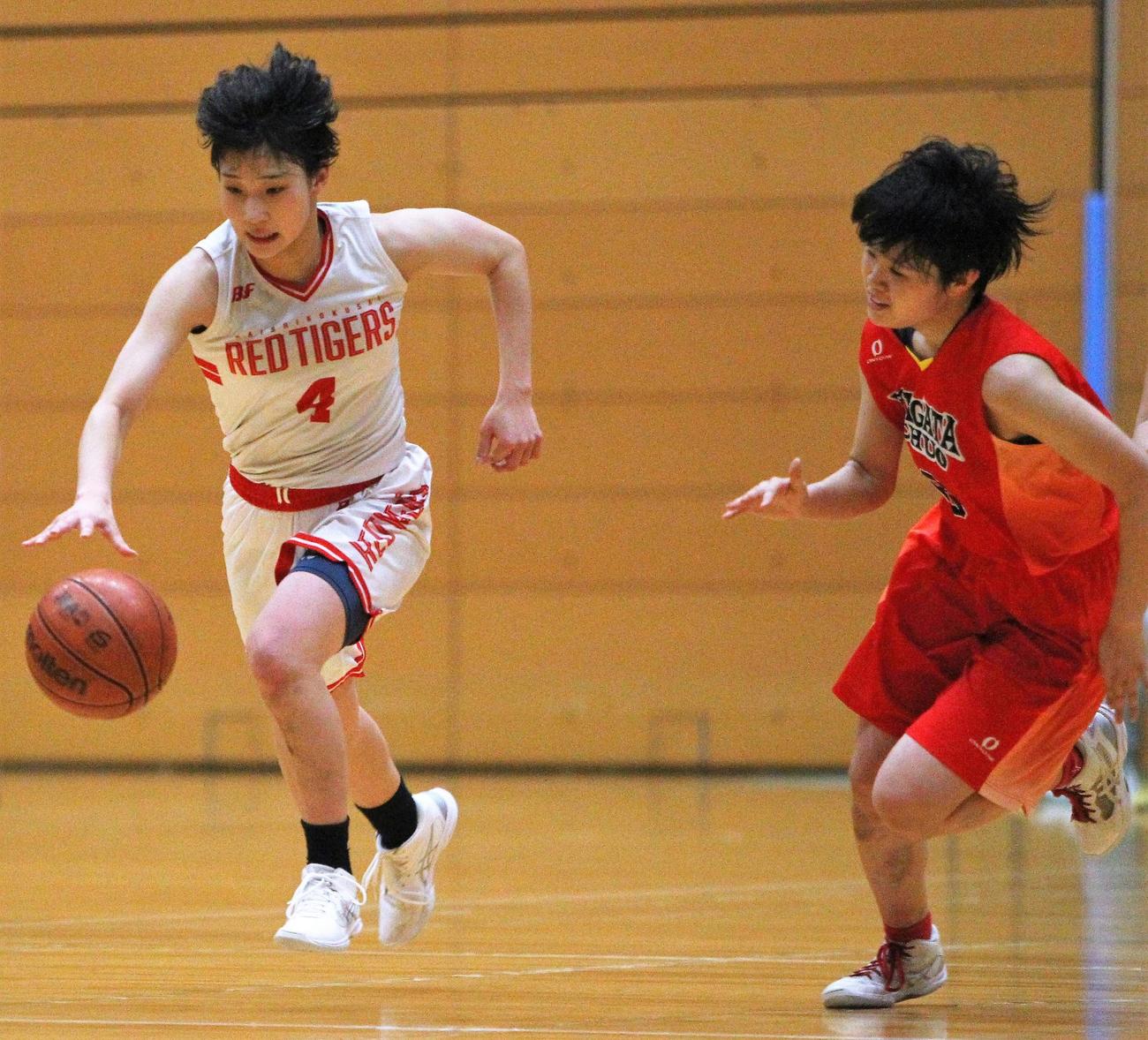 決勝で24得点を挙げた開志国際（女子）・堂脇主将（左）がドリブルで攻め上がる