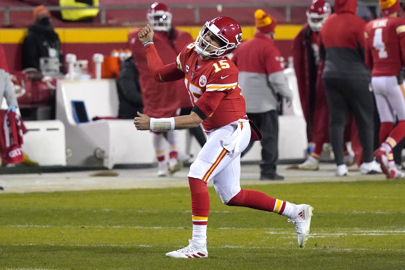 ビルズ戦、TDパスを決めて喜ぶチーフスQBマホームズ（AP）