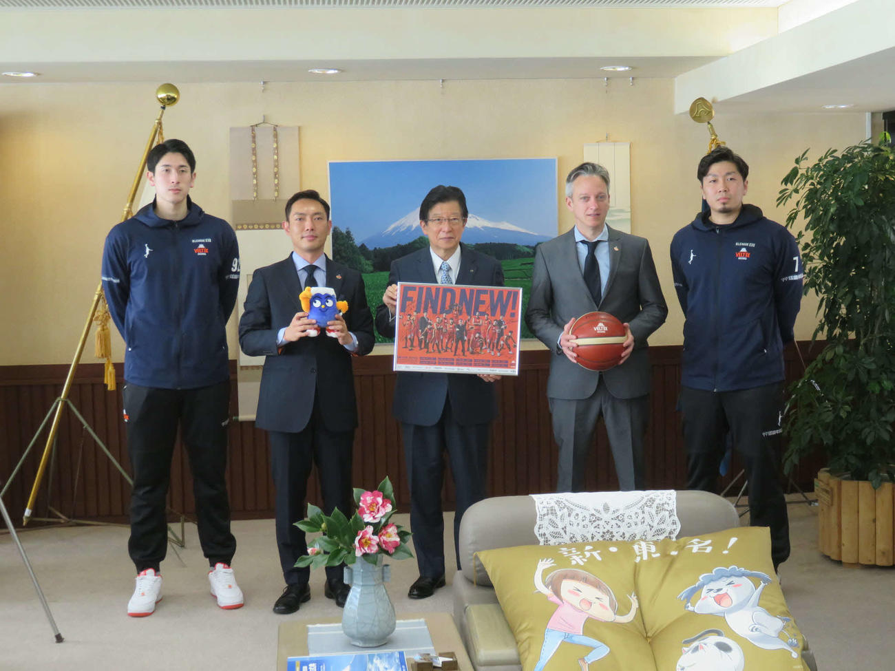 ベルテックス静岡が県庁を表敬訪問。左から村越圭佑、松永康太社長、川勝平太知事、ファクンド・ミュラー監督、古橋広樹